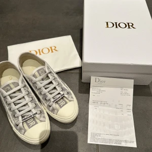 Gråvita Dior sneakers med monogram - Säljer nu mina helt oanvända dior skor de är endast testade. Passar mig som i vanliga fall har storlek 39. Kvitto, box och allt ingår hör av er vid fler frågor!☺️