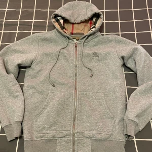 Grå burberry kofta  - Jätte snygg grå kofta från burberry. Använd ett tag men helt nytt o fint skick på den, taggarna finns och Scan o logo alltså äkta. Rätt i storlek 