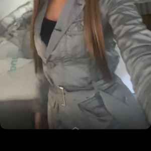 Jacka - gråa jacka med skärp till midjan, kommer inte till användning💕
