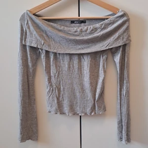 Grå offshoulder topp från Gina Tricot - Fin ljusgrå offshoulder topp från Gina Tricot i storlek XS.