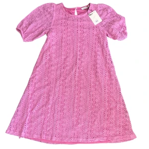 Rosa spetsklänning från b.young XS - Supersöt rosa kortklänning från b.young i spets med puffiga kortärmar och rund halsringning.