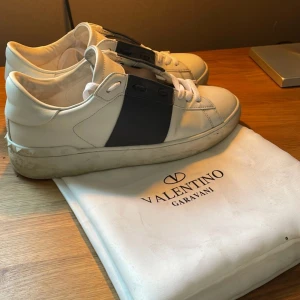 Valentino opens  - Jag säljer mina valentino skor, skorna har några små defekter såsom lite slitningar men inget tydligt märkbart insidan av skon är lite skadad men inget som syns särskilt mycket (skriv för bilder) jag har även bytt snören då de förra gick sönder😁dustbgs finns men ingen låda✅, Pris kan diskuteras vid snabb affär