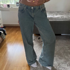 Straight jeans från NA-KD i ljusblå denim - Säljer ett par ljusblåa jeans från NA-KD i modell straight strl 38. Jeansen har normal midja, dragkedja och knapp framtill samt snyggt tvättad denim. Perfekta för en chill och trendig look. Har klippt av ca 5cm. Aldrig använda. Säljer pga för stora