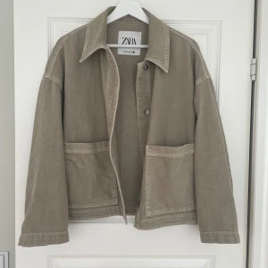 Beige/grön jacka från Zara i  - Supersnygg och populär jacka från zara ! I mycket bra skick.  Säljer då den inte kommer till användning 💓se sista bilden för färgen i bättre ljus