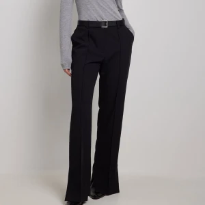 NA-KD kostymbyxor - Helt nya as snygga kostymbyxor från Nakd. Aldrig använda med prislapp kvar då de va för långa, slutsålda på hemsidan💕Det är storlek 34 men passar 36 och de är väldigt långa!