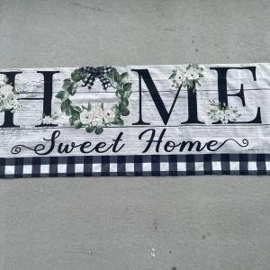 Home Sweet Home gardinkappa - En dekorativ gardinkappa med texten 'Home Sweet Home' i snygg, modern design med blommor och rutigt mönster. Perfekt för att skapa en mysig känsla i hemmet och passar dig som gillar stilren inredning. Längd: 45,6cm  Bredd: 135cm