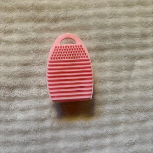 Sminkborste rengörare - Använd men tvättad med tvål osv! Man ska dra borstarna på den så att dom blir rena överallt!