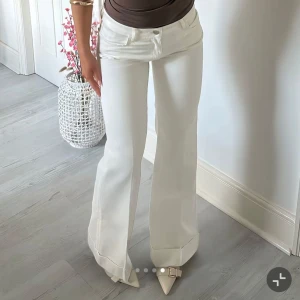 Vita Zara Jeans  - Helt nya zara jeans med nypris 559kr. Lappen kvar, snabb affär kan priset diskuteras. helt slutsålda på hemsidan 