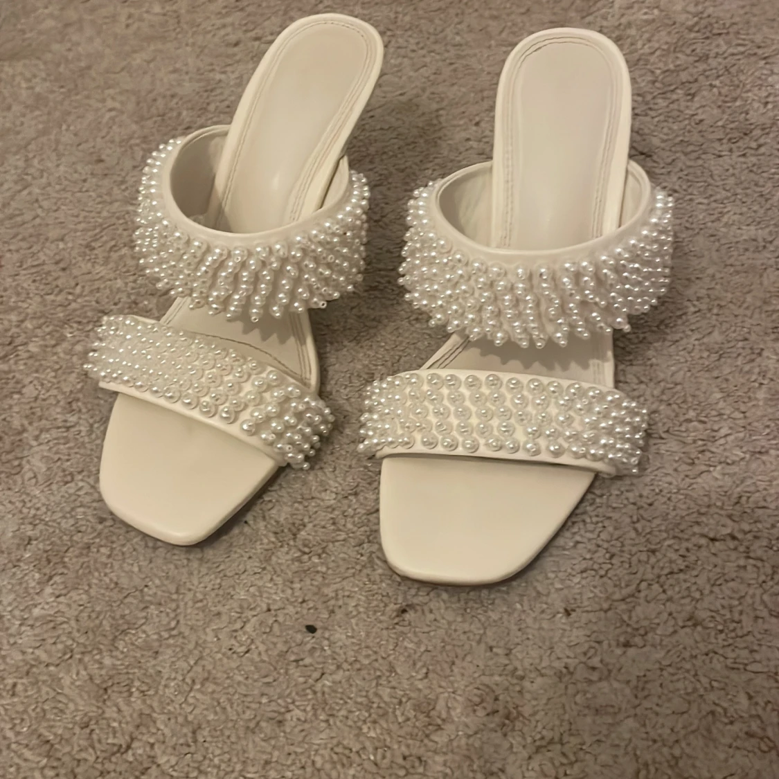 Vita sandaler med pärldetaljer och klack