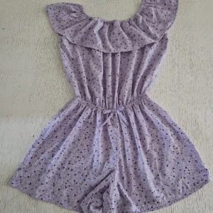 Sommrig Jumpsuit - Fin jumpsuit med blommor. Svalt och skönt tyg. Sparsamt använd så jätte fint skick. 