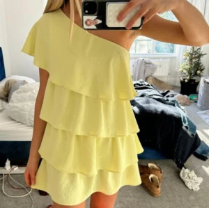 Gul volangklänning från Zara - Säljer denna populära gula volangklänningen från zara. Den är i storlek L men är insydd i axelbandet för att passa mig bättre, sitter som M. Den insydda delen syns på dem tre sista bilderna. 
