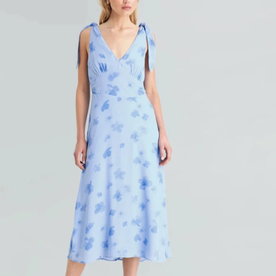 Ljusblå blommig klänning med knyt