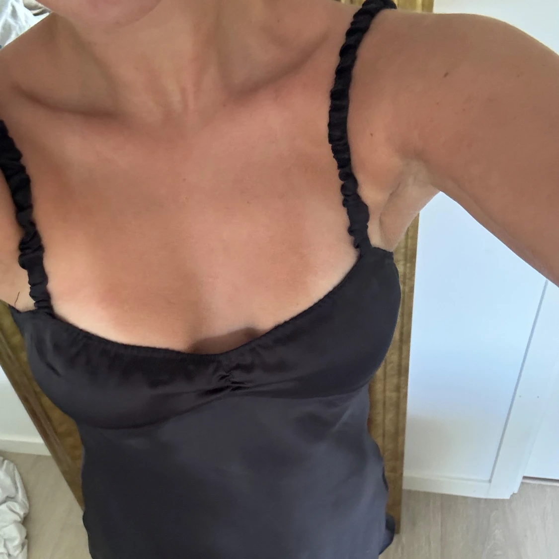 Svart kort satinklänning med smala axelband - 2