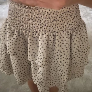 Prickig volangkjol - Fin prickig volang kjol från H&M i storlek 146/152. Jag skulle säga att kjolen är som i nyskick och är bara använd ett få tal gånger. Bara att skriva om ni har några frågor!// Amanda 💕