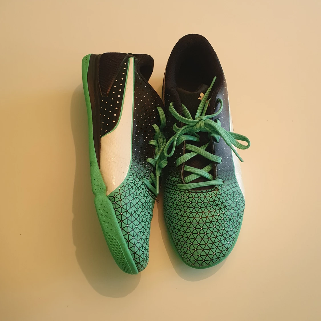 Puma gröna och svarta inomhusskor
