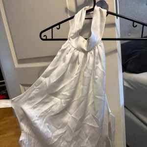 Vit halterneck topp i satin - Snygg vit halterneck topp i Satin med öppen rygg och band från Zara 💗
