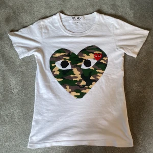 Vit Comme des Garçons Play t-shirt - Nu säljer vi denna feta cdg t shirten i storlek S. Skick 8/10, nypris: 1200, vårt pris: 399 och det är inte hugget i sten, som vanligt 💪Vid frågor är det bara att slå en pling så svarar vi dig snabbt ⚡️🛎️