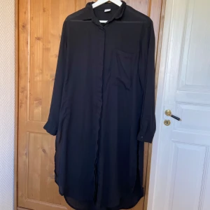 Skjortklänning  - Slitsad i sidan som ni ser på bild 3! Perfekt att ha över annat t.ex. över en kortare svart klänning.  Skriv om du vill köpa annat på min sida så kan du få paketpris och slippa betala dubbelfrakt.  
