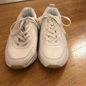 Chunky vita sneakers från Skopunkten - Chunky vita sneakers från Skopunkten i storlek 37. Snygg och clean design med rund tå, platt sula och  rund framtill! Hög sula 