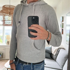 Stickad hoodie  - Riktigt snygg och perfekt till sommarkvällarna 🙌 mycket bra skick