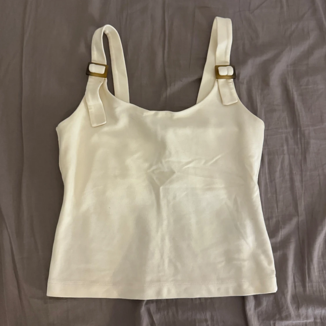 Vit linnetopp med spännen