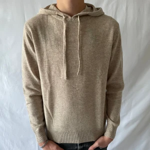 Merinoull hoodie  - Beige merinoull hoodie | Finns i storlekarna XS, S och M | 100% merinoull | Köp här eller på eleganceessentials.se   