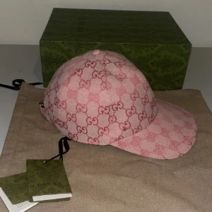 Rosa Gucci keps  - Skriv PM