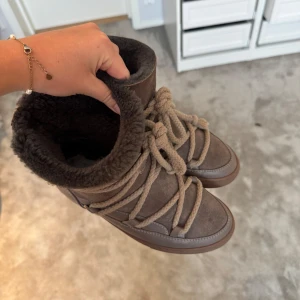 Bruna Inuikii skor  - Snygga bruna Inuikii skor som endast är använda 2 gånger, så de är näst intill i nyskick! Nypris ligger på runt 2999kr, och priset är diskurerbart 