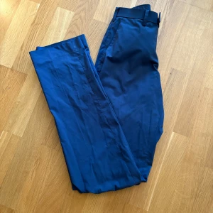 Lowliest kostymbyxor  - Lowrise Blå kostymbyxor straight leg säljes! Mycket bra skick Pris: 300kr 