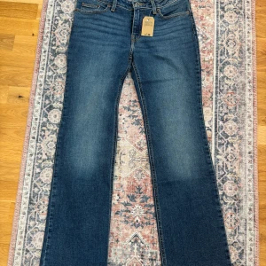 Levi's Superlow Bootcut Jeans - Aldrig kommit till användning💞W29 L32
