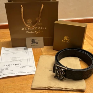 Burberry bälte - Säljer ett helt nytt och oanvänd burberry i bälte i storlek 115cm. All förpackning kommer med. Pris kan diskuteras!