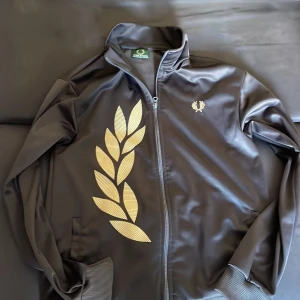 Fred Perry Zip tröja - Dragkedjan är lite seg men annars ganska bra skick. Storlek S men ganska liten i storleken