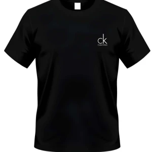 Svart t-shirt från Calvin Klein - Snygg svart t-shirt från Calvin Klein med klassisk passform och diskret vitt ck-logo tryck på bröstet. Perfekt basic-plagg med rund hals och korta ärmar. Enkel och stilren design som funkar till allt.