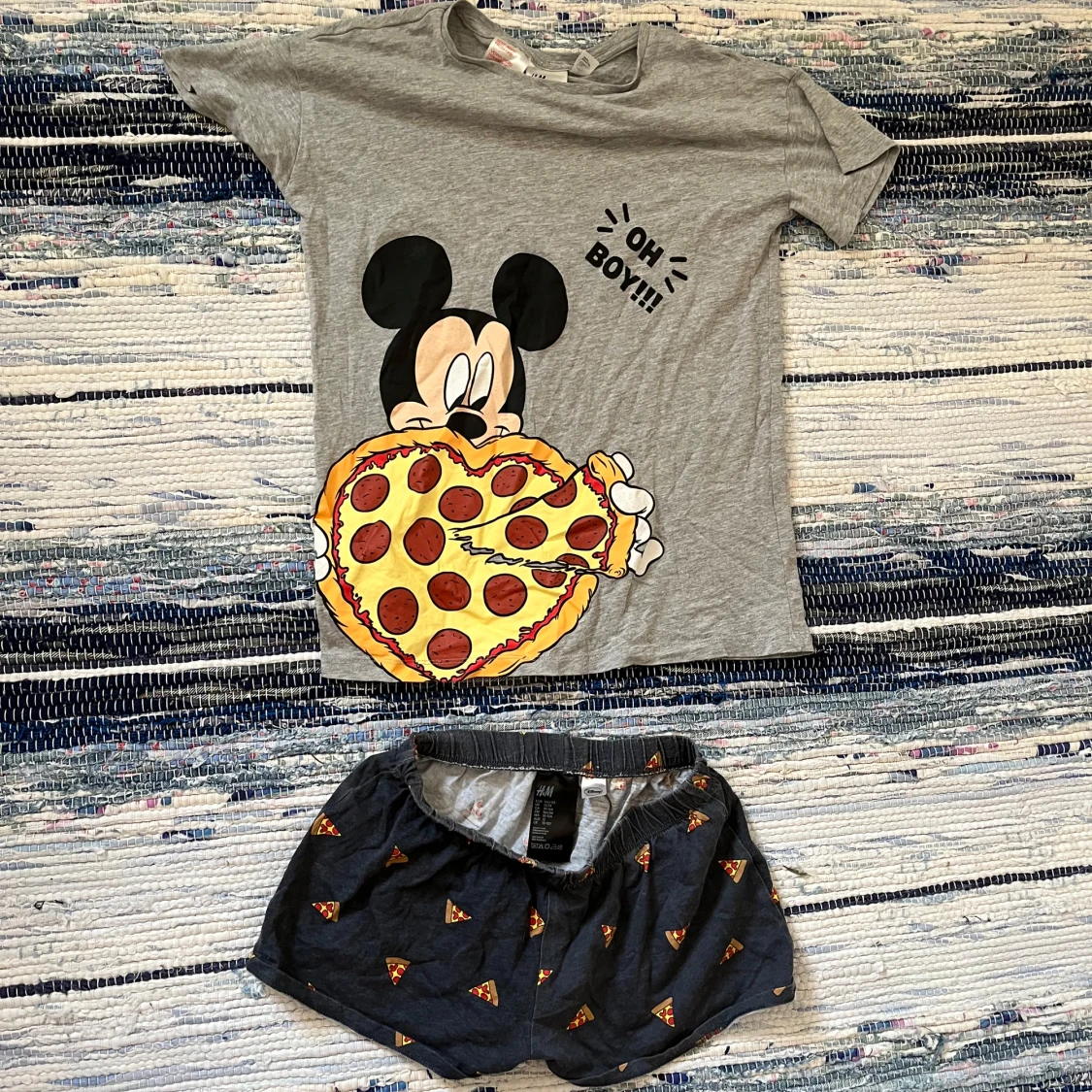 Grå Disney t-shirt med Mickey och pizza