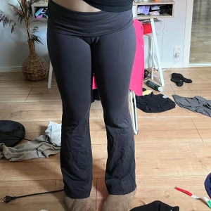 Mörkgråa yogapants - Säljer ett par mörkgråa yoga pants då dom inte kommer till användning. Dom har ett litet vitt märke vid midjan men inget man tänker på. Skriv vid frågor❤️