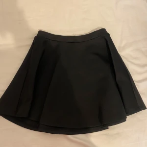 Svart tight kjol i skinnimitation & svart flowy skirt - Säljer en svart kort kjol i skinnimitation med tight passform och hög midja. Kjolen har en clean look utan detaljer och ger en snygg siluett. Perfekt för dig som gillar en edgy och trendig stil En kjol: 50kr båda för 80kr. Ej använt