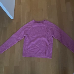 Rosa stickad tröja från Vero Moda - Superfin rosa stickad tröja från Vero Moda med rund halsringning och långa ärmar. Jätteskön! Tröjan har en mysig, ribbad struktur och är perfekt för att ge din outfit en färgklick. Passar perfekt till jeans eller kjol. Den har använts endast 2 gånger, därför i väldigt bra skick.❤️