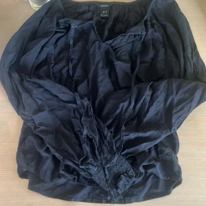 Stockholmsstil blus - En avslappnad blus ifrån Lindex. Säljer pågrund av att jag aldrig använder den.