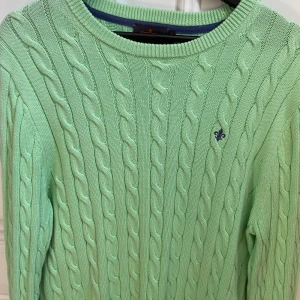 Morris crewneck  - Rikigt elegant kabelstickad crewneck från Morris som är i nyskick och aldrig ens tvättad. En rikigt unik och snygg färg till sommaren!