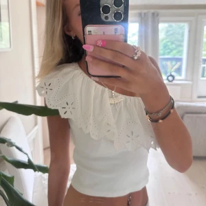 Vit offshoulder topp med volang - Vit topp från zara🥰 i barn storlek (9-10y) storlek 140 cm