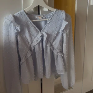 Blå blus !💞 - En fin bra blus in till sommaren jättefin, har använt men är fortfarande i bra skick 💗 sälj inte för att den är trasig utan att den är för liten för mig 💗 skulle uppskatta om ni skicka till vänner som skulle vilja köpa eller något 💗 forsätt ha en bra dag 💗