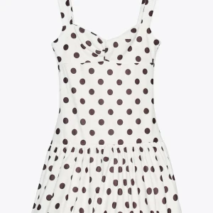 Prickig Zara klänning! - Säljer denna populära Zara klänningen, som är helt slutsåld i denna storlek! Endast testad av tjejen jag köpte klänningen av, jag har använt den en gång. Jag har sytt så att längden på banden gar blivit kortare då de va väldigt långa‼️  