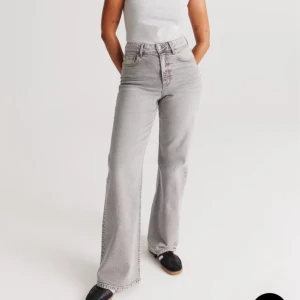 Jeans - ”Comfy wide jeans” Ett par ljus gråa jeans ifrån Gina tricot  Nypris 500kr