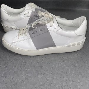Valentino Garavani vita sneakers - Vita sneakers från Valentino Garavani, självklart är dom äkta Tillverkade i skinn för en lyxig känsla och stilren look. Skriv ifall du har frågat eller annat. Pris kan absolut diskuteras 