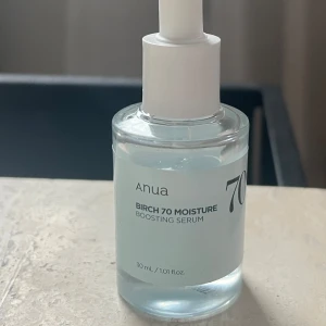Anua Birch 70 Moisture Boosting Serum - Anua Birch 70 Moisture Boosting Serum är en återfuktande ansiktsserum. Perfekt för att ge huden en fuktboost och fräsch känsla. 😍Nypris 339 kr. Säljer pga felköp. Använd ett fåtal gånger och innehåller därför mindre än 30 ml.