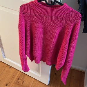 Stickad tröja - Supersöt stickad tröja! Fina detaljer. Pris diskuterbart!