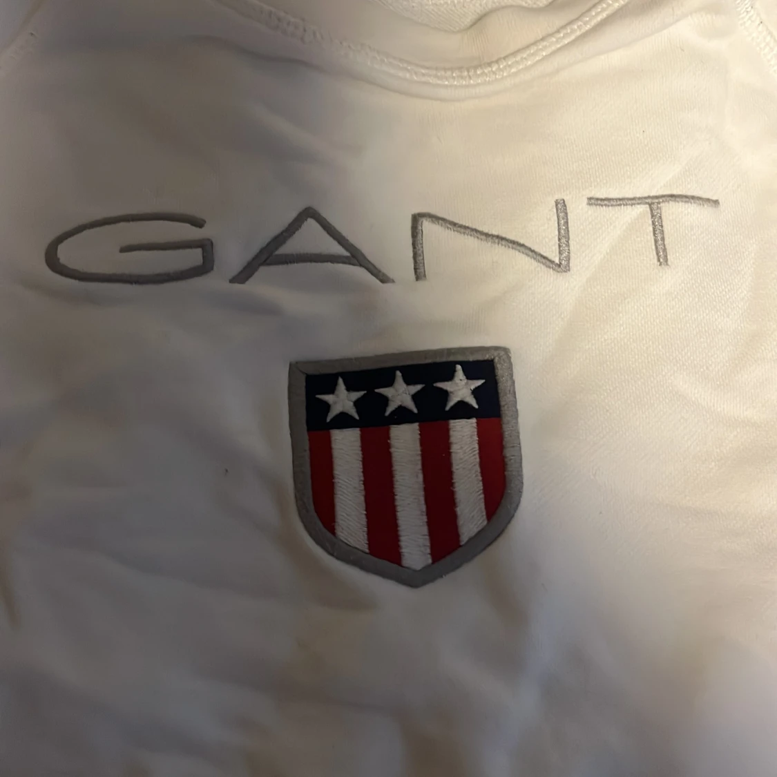 Vit tröja från GANT med emblem - 2