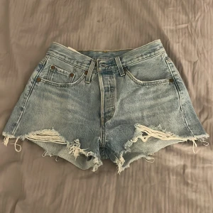 Jeansshorts från Levi's - Snygga ljusblå jeansshorts från Levi's med. Modellen är 501 och har en knappgylf.