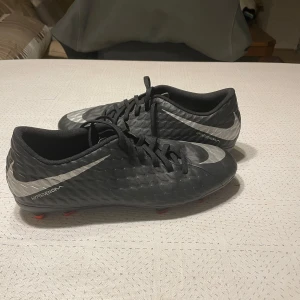 Nike Hypervenom fotbollsskor - Säljer ett par svarta Nike Hypervenom, säljer dom pågrund av att dom inte kommer till användning👍 skorna är använda bara ett par gånger annars helt nya. Dessa är svåra att få tag på nu! Kom med pris du kan tänka dig köpa! 