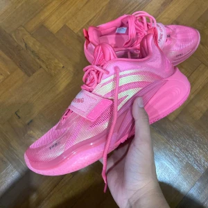 Kai 1 Jelly - Kyries nya signaturskor efter Nike. Säljer på grund av att de inte passade mig. Använda ca 2-3 gånger.